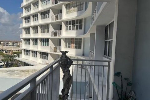 Condominio en venta en Hallandale Beach, Florida, 1 dormitorio, 66.8 m2 № 1977618 - foto 5