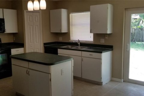 Casa en alquiler en Orlando, Florida, 5 dormitorios, 196.95 m2 № 2210563 - foto 3