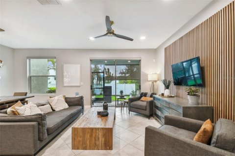 Townhouse in Tampa, Florida 3 bedrooms, 182.46 sq.m. № 2227046 - photo 13