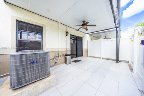 Townhouse in Florida City, Florida 3 bedrooms, 128.76 sq.m. № 1859077 - photo 17