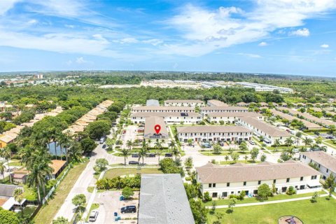 Townhouse in Florida City, Florida 3 bedrooms, 128.76 sq.m. № 1859077 - photo 4
