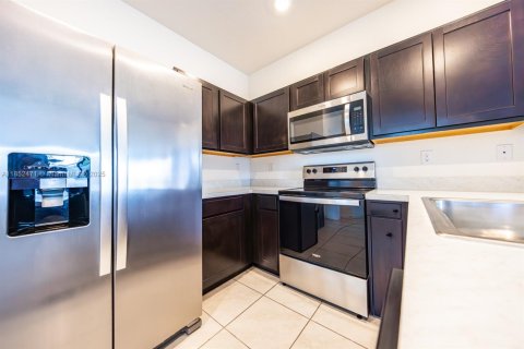 Townhouse in Florida City, Florida 3 bedrooms, 128.76 sq.m. № 1859077 - photo 7