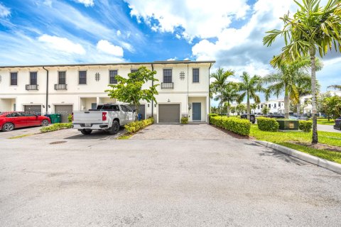 Townhouse in Florida City, Florida 3 bedrooms, 128.76 sq.m. № 1859077 - photo 1