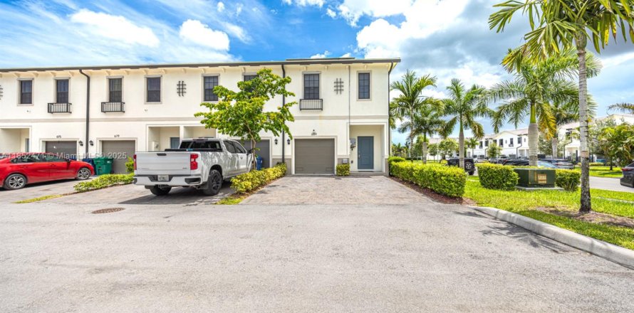 Townhouse in Florida City, Florida 3 bedrooms, 128.76 sq.m. № 1859077