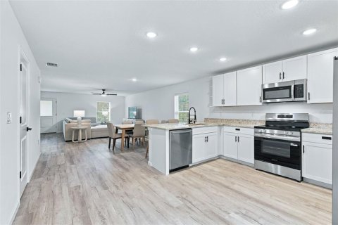 Villa ou maison à vendre à Weeki Wachee, Floride: 3 chambres, 131.55 m2 № 2410423 - photo 14
