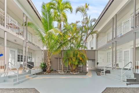 Villa ou maison à louer à Miami Beach, Floride: 2 chambres, 85.47 m2 № 2428535 - photo 15