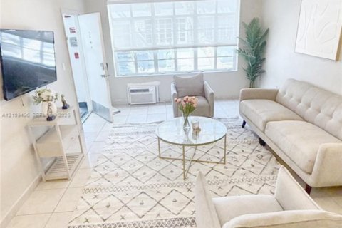 Villa ou maison à louer à Miami Beach, Floride: 2 chambres, 85.47 m2 № 2428535 - photo 2