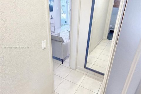 Villa ou maison à louer à Miami Beach, Floride: 2 chambres, 85.47 m2 № 2428535 - photo 10