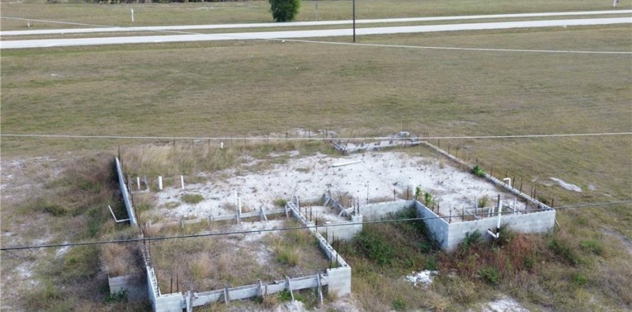 Commercial property in Cape Coral, Florida № 2252384