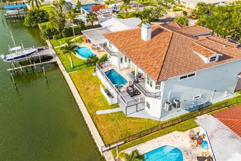 Дом в Клируотер, Флорида 8 комнат, 538.65м2 № 2093363