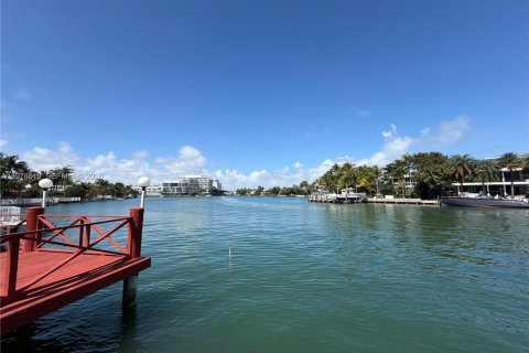 Condominio en Miami Beach, Florida, 1 dormitorio  № 2044605