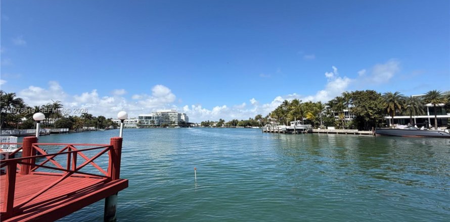 Condominio en Miami Beach, Florida, 1 dormitorio  № 2044605