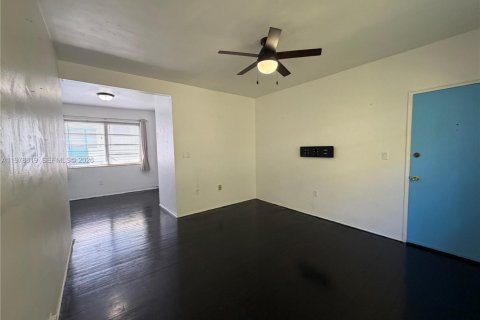 Condominio en venta en Miami Beach, Florida, 1 dormitorio, 46.45 m2 № 2044605 - foto 2