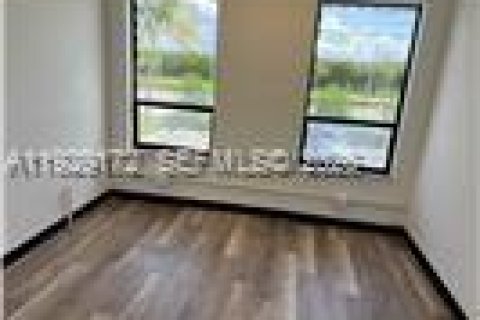 Снять в аренду кондоминиум в Помпано-Бич, Флорида 3 спальни, 430.51м2, № 1987373 - фото 2