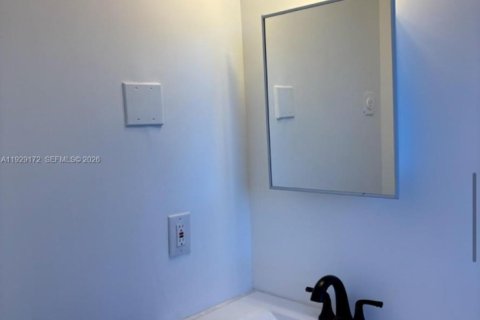 Снять в аренду кондоминиум в Помпано-Бич, Флорида 3 спальни, 430.51м2, № 1987373 - фото 4