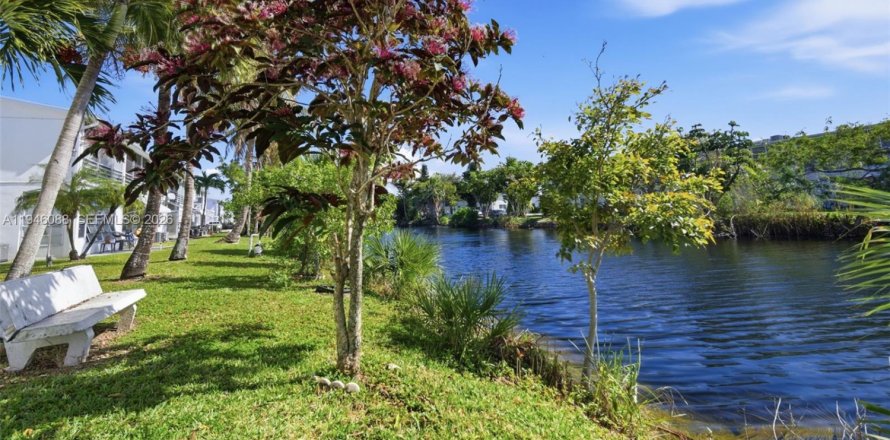 Condominio en Miami Gardens, Florida, 1 dormitorio  № 2007115