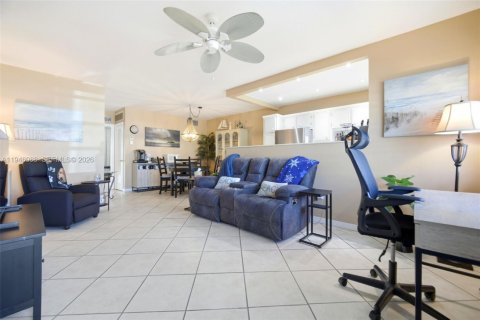 Condominio en venta en Miami Gardens, Florida, 1 dormitorio, 66.05 m2 № 2007115 - foto 2