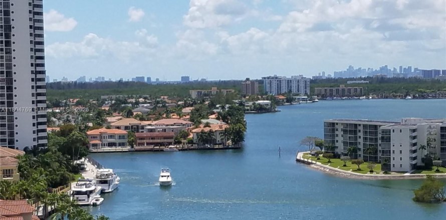 Condominio en Aventura, Florida, 1 dormitorio № 1979455