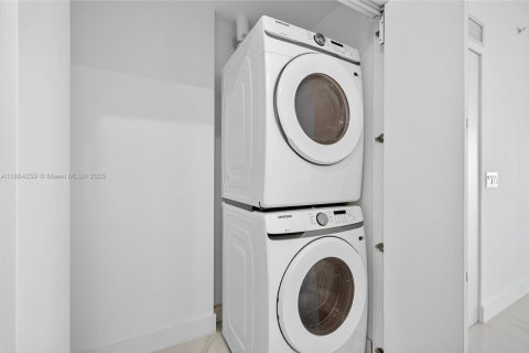 Condo in Miami, Florida, 3 bedrooms  № 1891875 - photo 23