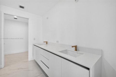 Condo in Miami, Florida, 3 bedrooms  № 1891875 - photo 19