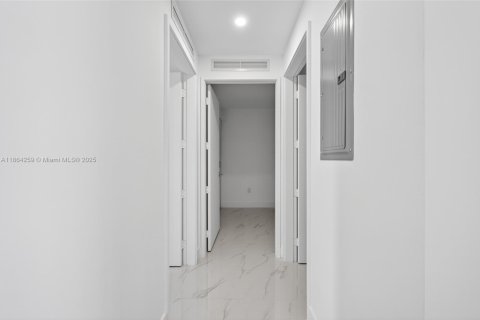 Condo in Miami, Florida, 3 bedrooms  № 1891875 - photo 22