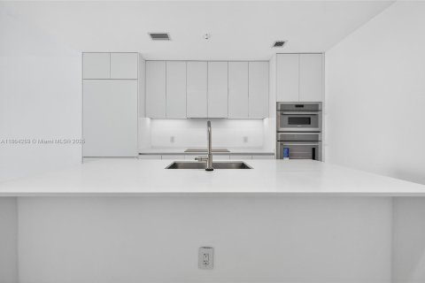 Condo in Miami, Florida, 3 bedrooms  № 1891875 - photo 9