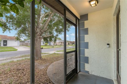 Villa ou maison à louer à Holiday, Floride: 2 chambres, 81.01 m2 № 2095606 - photo 2