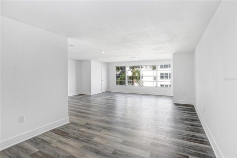 Condominio en venta en Saint Petersburg, Florida, 1 dormitorio, 106.84 m2 № 2098691 - foto 16