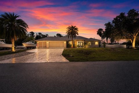 House in Port Charlotte, Florida 3 bedrooms, 197.23 sq.m. № 2209566