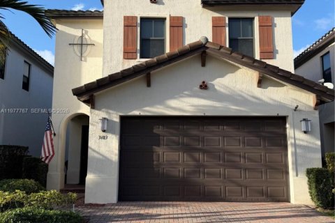 House in Hialeah, Florida 3 bedrooms, 188.13 sq.m. № 2041964