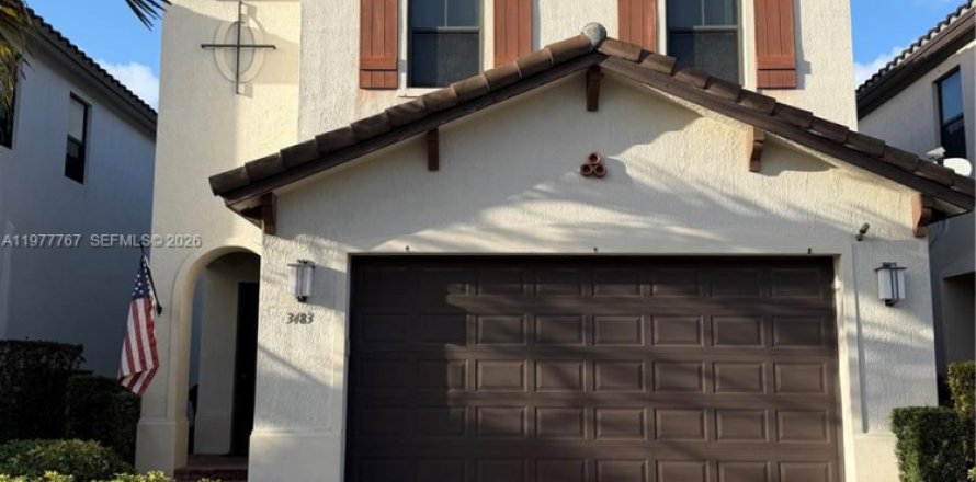 House in Hialeah, Florida 3 bedrooms, 188.13 sq.m. № 2041964