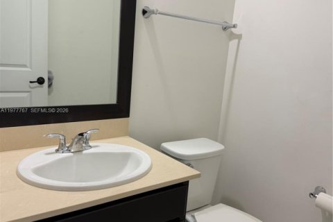 House in Hialeah, Florida 3 bedrooms, 188.13 sq.m. № 2041964 - photo 4