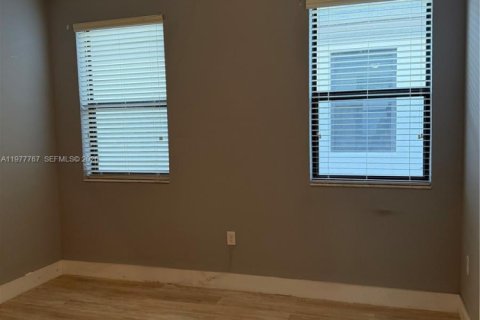 House in Hialeah, Florida 3 bedrooms, 188.13 sq.m. № 2041964 - photo 7