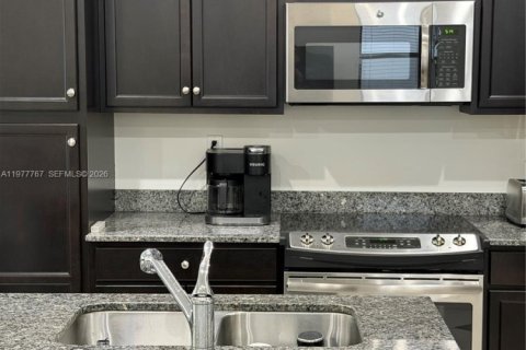 House in Hialeah, Florida 3 bedrooms, 188.13 sq.m. № 2041964 - photo 2