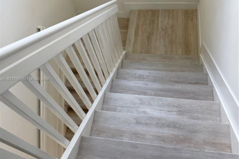 House in Hialeah, Florida 3 bedrooms, 188.13 sq.m. № 2041964 - photo 5