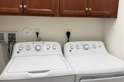 House in Hialeah, Florida 3 bedrooms, 188.13 sq.m. № 2041964 - photo 8