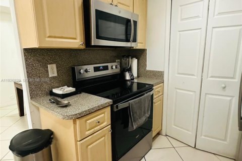 Condo in Doral, Florida, 3 bedrooms  № 1985818 - photo 2