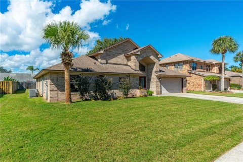 House in Port Orange, Florida 3 bedrooms, 208.19 sq.m. № 2421612 - photo 3