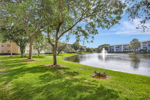Condo in Coconut Creek, Florida, 2 bedrooms  № 1009579 - photo 1