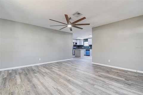 House in Saint Petersburg, Florida 3 bedrooms, 116.41 sq.m. № 2115943 - photo 15