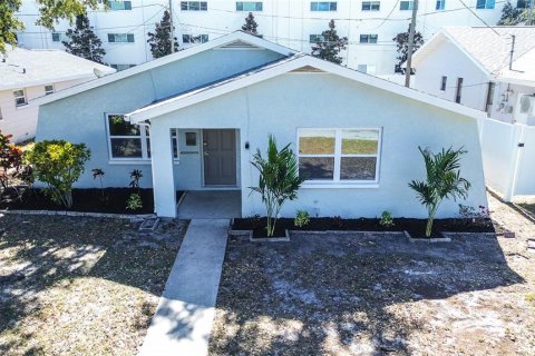 House in Saint Petersburg, Florida 3 bedrooms, 116.41 sq.m. № 2115943 - photo 3