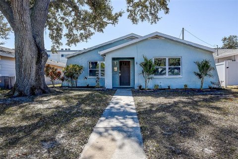 House in Saint Petersburg, Florida 3 bedrooms, 116.41 sq.m. № 2115943