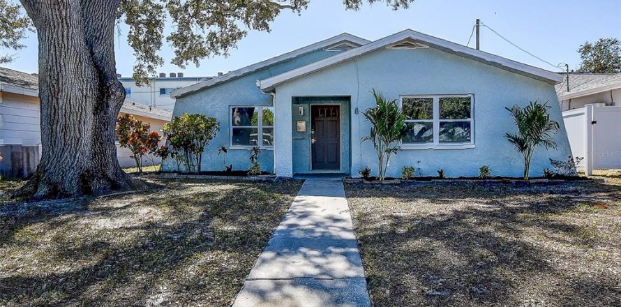 House in Saint Petersburg, Florida 3 bedrooms, 116.41 sq.m. № 2115943