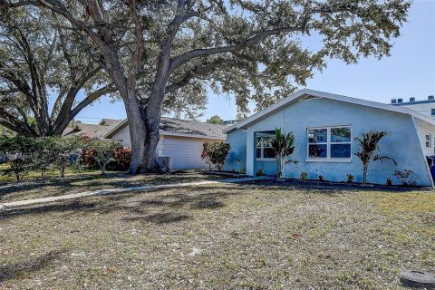 House in Saint Petersburg, Florida 3 bedrooms, 116.41 sq.m. № 2115943 - photo 4