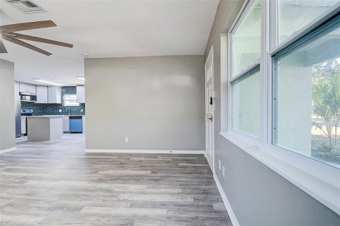 House in Saint Petersburg, Florida 3 bedrooms, 116.41 sq.m. № 2115943 - photo 14