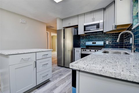 House in Saint Petersburg, Florida 3 bedrooms, 116.41 sq.m. № 2115943 - photo 6