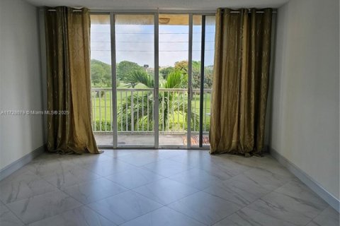 Condo in Dania Beach, Florida, 1 bedroom  № 1699418 - photo 1