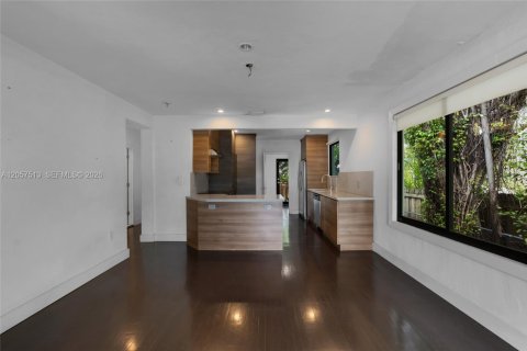 House in Miami, Florida 2 bedrooms, 113.99 sq.m. № 2244237 - photo 12