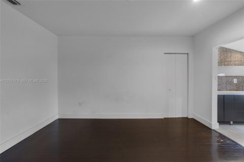 House in Miami, Florida 2 bedrooms, 113.99 sq.m. № 2244237 - photo 25