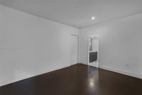 House in Miami, Florida 2 bedrooms, 113.99 sq.m. № 2244237 - photo 22